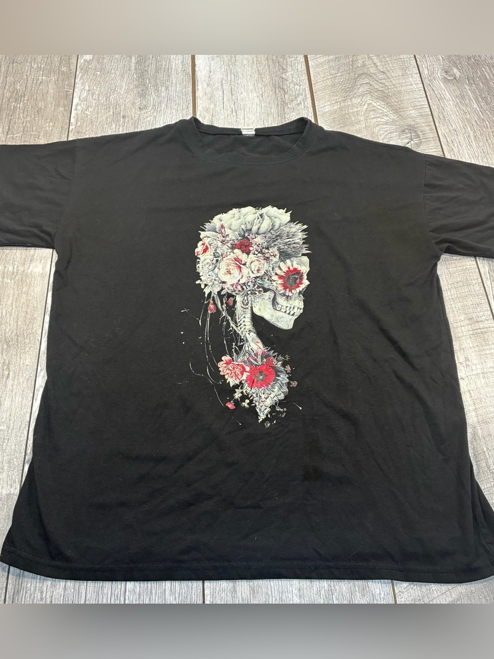 Beautiful floral skull graphic tee womens xl
Spooky